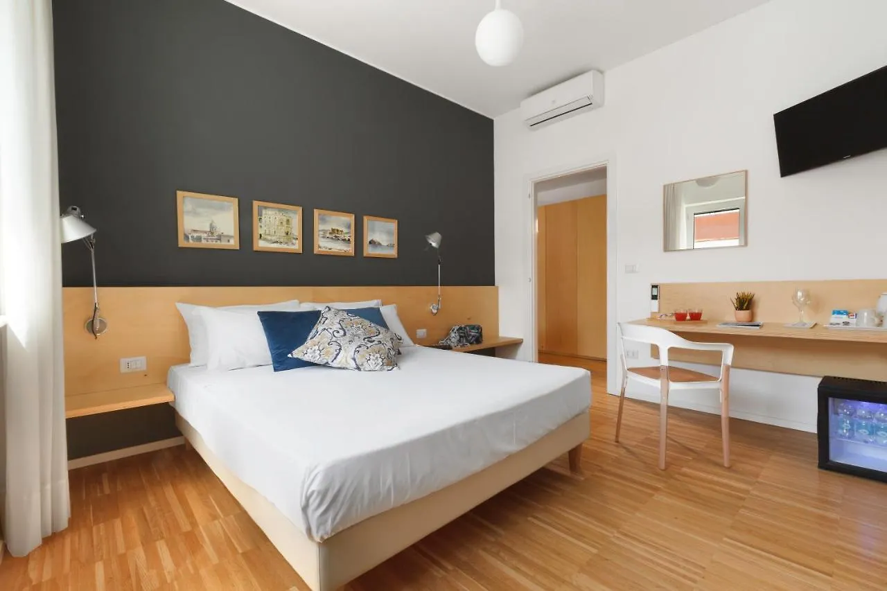 Vivaldo Suite Piazza dei Martiri - Guest House Napoli Italia